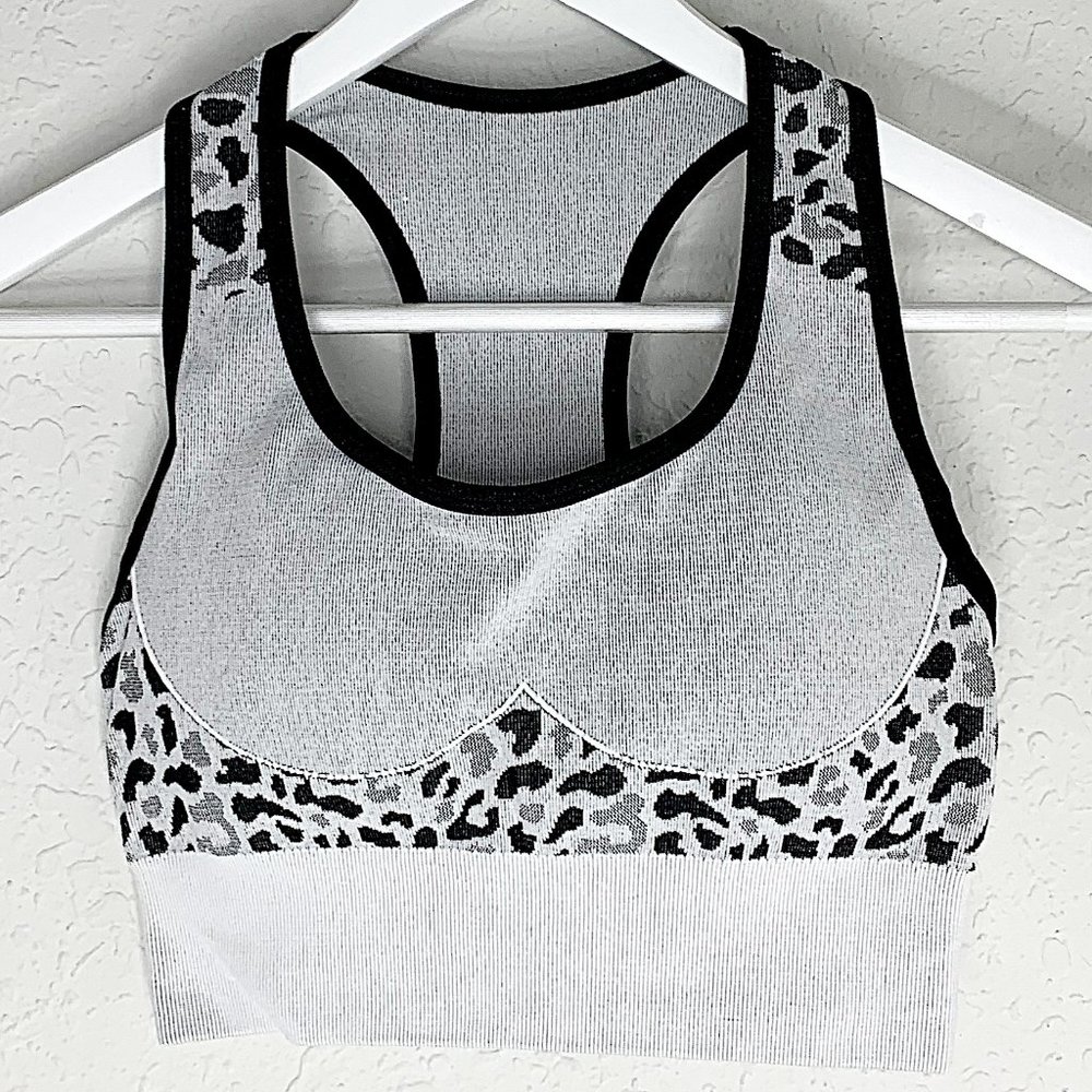 Seamless Leopard Print Sports Bra & Ruched Legging Set in Grey - Picture 3 of 9